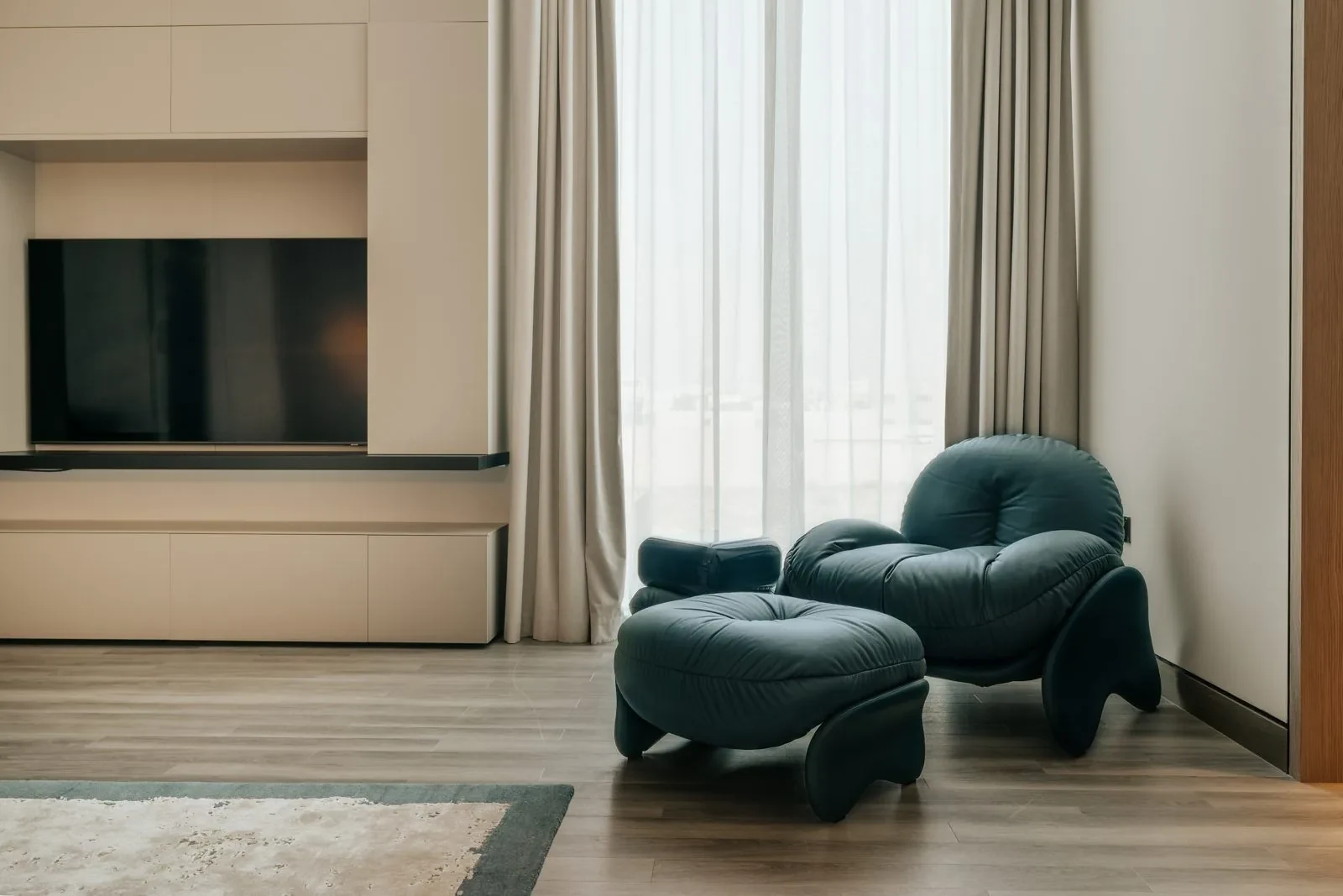 Reading corner with a deep green armchair at Villa Cielo